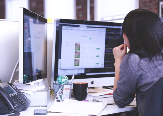 Cách vệ sinh màn hình máy tính