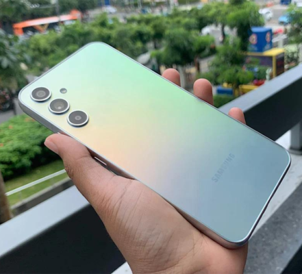 CUỘC CHẠM TRÁN KHÓ PHÂN THẮNG BẠI GIỮA HAI SMARTPHONE SÁNG GIÁ TRONG PHÂN KHÚC GIÁ 7 TRIỆU.